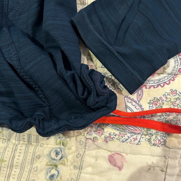 ATHLETA TOP W/THUMBHOLES SOFT Like new - Picture 8 of 12